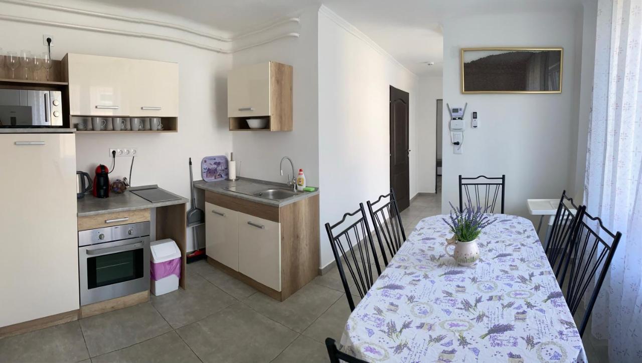 Lavender Garden Apartment Debrecen Ngoại thất bức ảnh